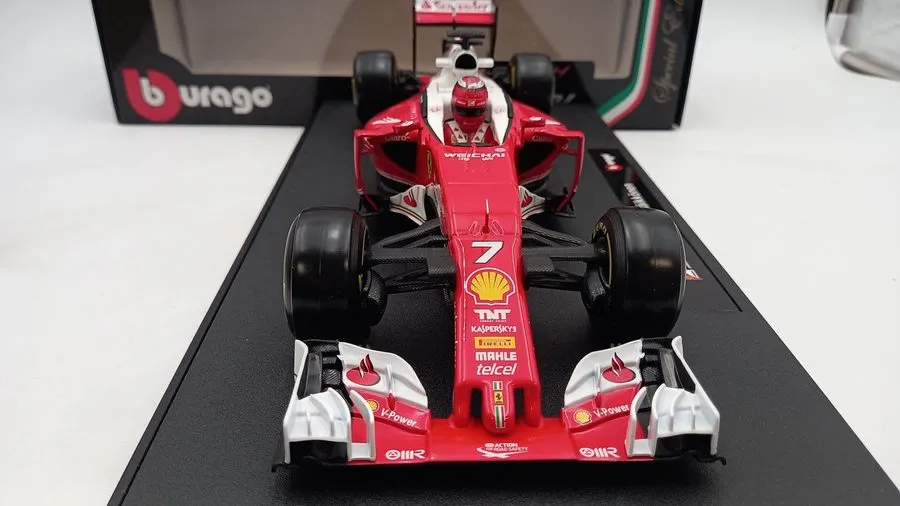 Операторское оборудование BBU1816802A1 Bburago Ferrari SF16-H S. Vettel 1/18