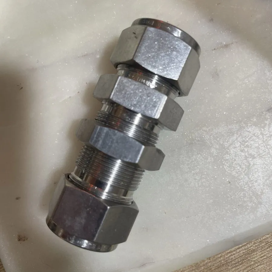Фитинг Swagelok Stainless Steel Bulkhead Union Fitting 3/4" OD Tube SS-1210-61 — фото лота 1
