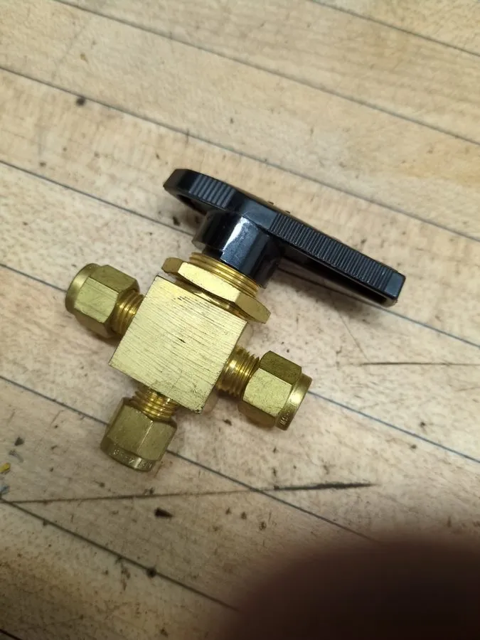 Клапан Swagelok B-43XS4 Brass 40 Series 3-Way Ball Valve FNSP