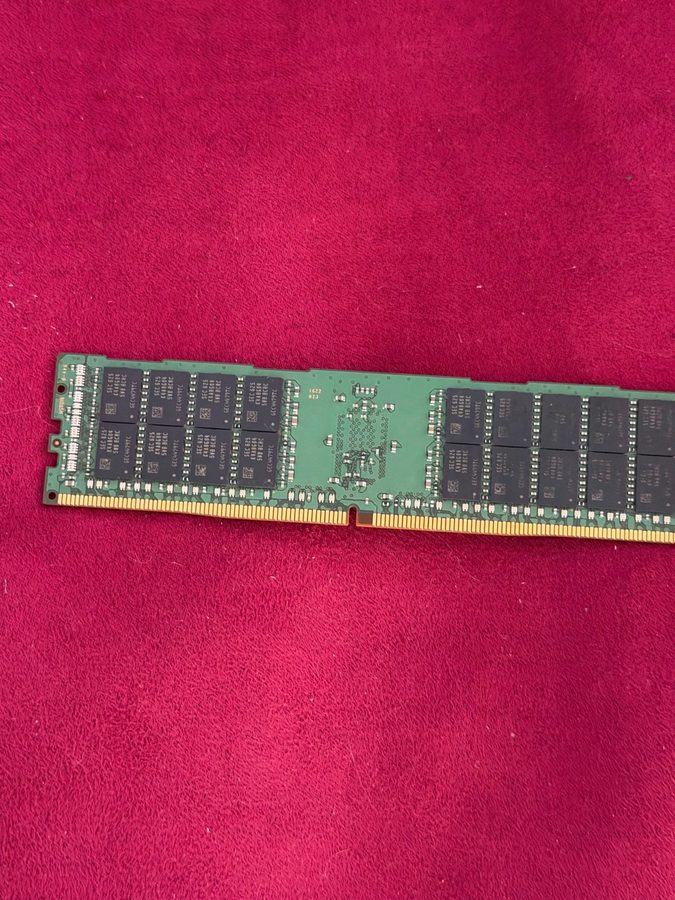 Модуль памяти SAMSUNG 32GB DDR4 SERVER RAM 2RX4 PC4-2400T-RA1-11-DCO M393A4K40BB