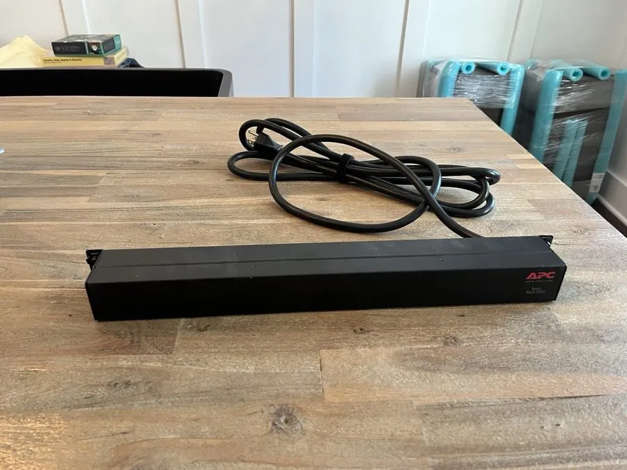 Блок розеток PDU APC AP9563 Basic Rack PDU 1U 2400VA 20A 120V, Output: 5-20R