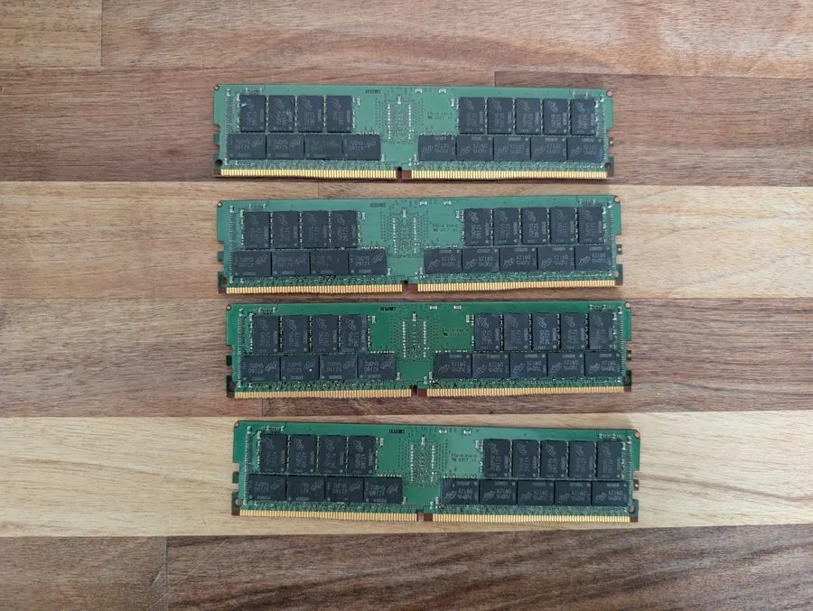 Модуль памяти Crucial CT32G4RFD424A.36FB1 32GB 2Rx4 PC4-2400T PC4-19200R RDIMM M — фото лота 1