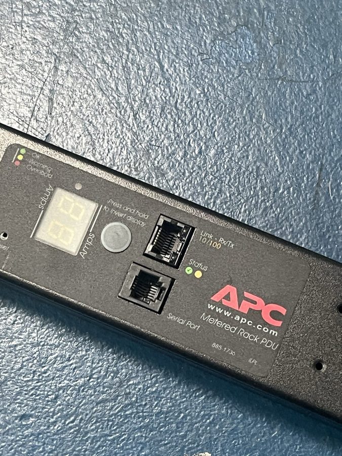 Блок розеток PDU APC AP7831 Power Distribution Unit Strip Metered Rack PDU — фото лота 1