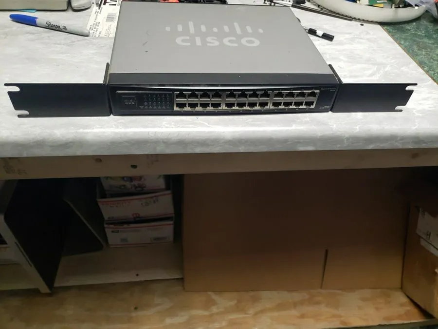 Коммутатор CISCO LINKSYS SR224 24-PORT 10/100 Mbps ETHERNET SWITCH WITH RACKMOUN