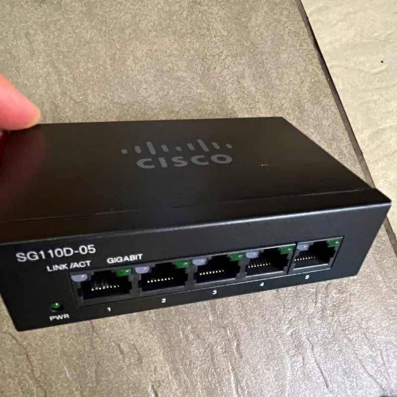 Коммутатор Cisco 5-Port Gigabit Desktop Switch SG110D-05 — фото лота 1