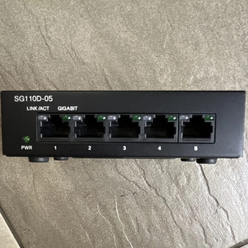 Коммутатор Cisco 5-Port Gigabit Desktop Switch SG110D-05 — фото лота 3