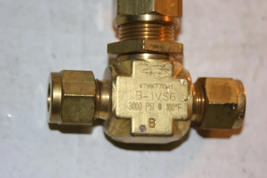 Клапан 3/8 Tube Brass Needle Valve (3000 Psi) Swagelok B-1VS6 — фото лота 1