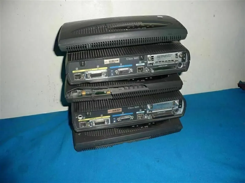 Маршрутизатор Lot Cisco Catalyst 1601 Router w/ Broken Parts AS IS