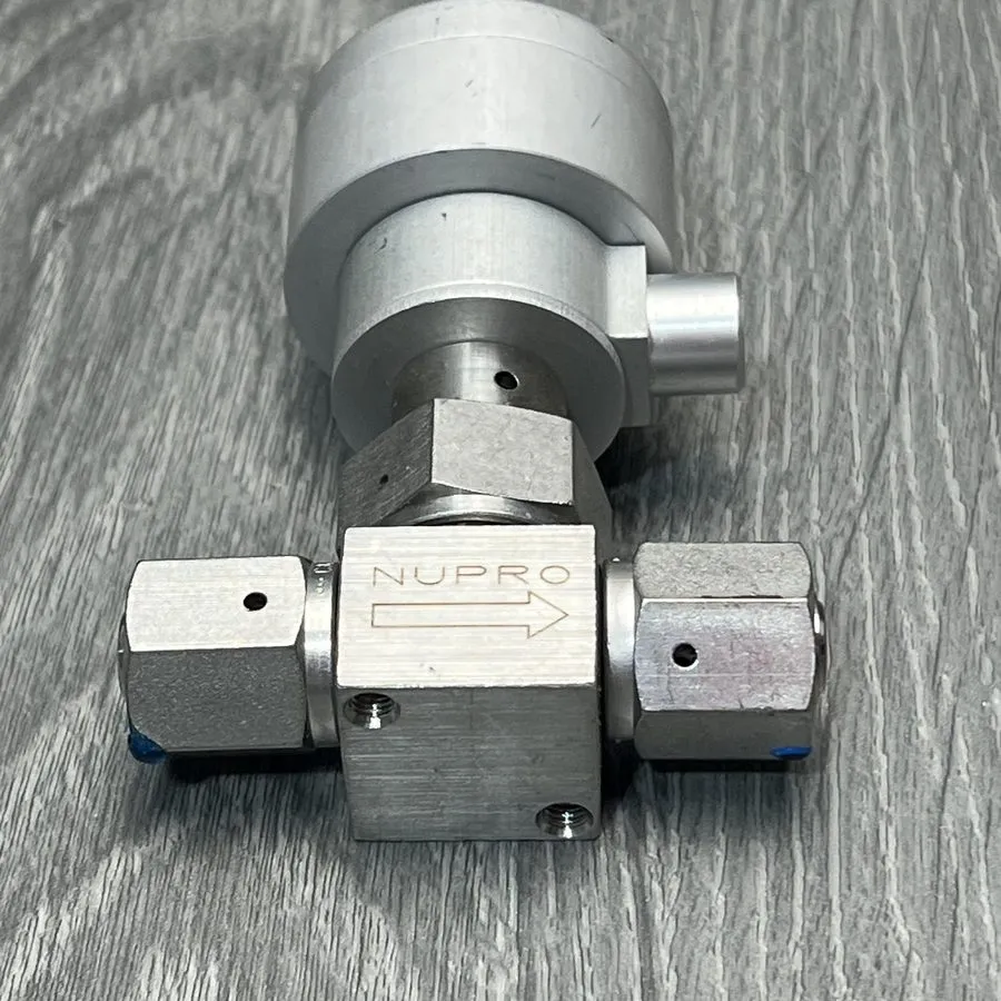 Клапан Swagelok Bellows Sealed Valve SS-4BK-V51-1C, 1/4" Female VCR