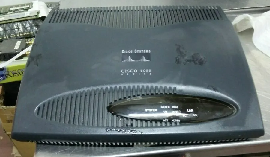 Маршрутизатор Cisco 1601-R Ethernet/Serial Modular Router w/ WIC-1T WAN Card & 4