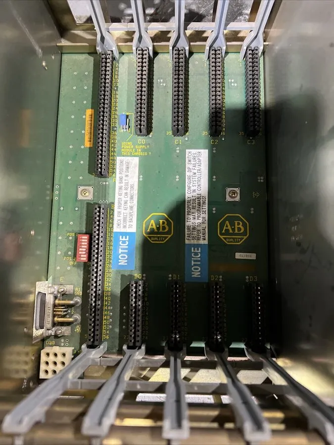 Модуль ввода-вывода ALLEN-BRADLEY 4-SLOT CHASSIS WITH I/O MODULES 1771-A1B — фото лота 2