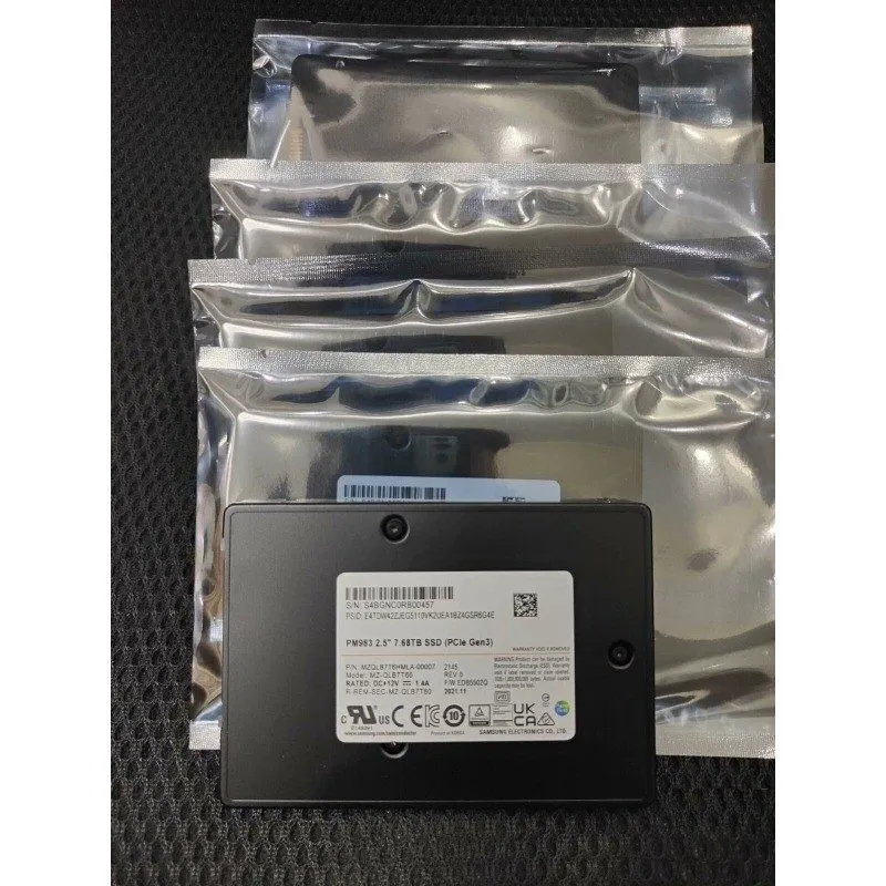 SSD-накопитель Samsung PM983 7.68TB SSD 2.5" NVMe PCIe Gen 3 U.2 MZQLB7T6HMLA-00