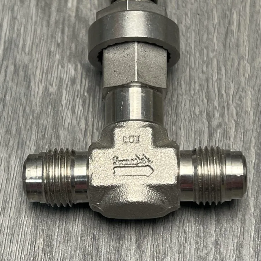 Клапан Swagelok Nupro SS-4MGVR4 Stainless Metering Valve 1/4 In Male VCR Tee Fit — фото лота 1