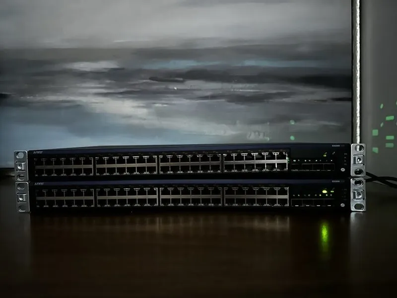 Коммутатор JUNIPER EX2200-48P-4G TAA 48 port POE switch with 4x SFP ports — фото лота 1