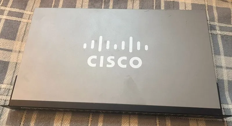 Коммутатор Cisco SF200-48P 48-Port 10/100 PoE Managed Network Switch — фото лота 1