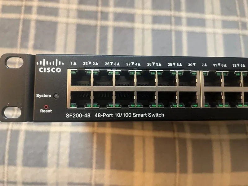 Коммутатор Cisco SF200-48P 48-Port 10/100 PoE Managed Network Switch — фото лота 2