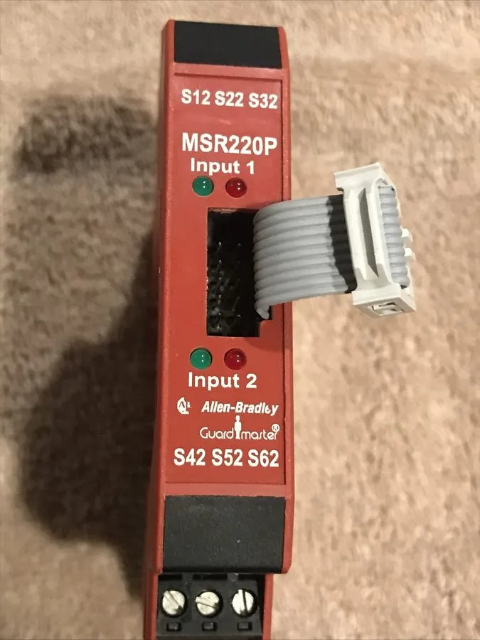 Реле безопасности Allen Bradley MSR220P (440R-H23178) Surplus.