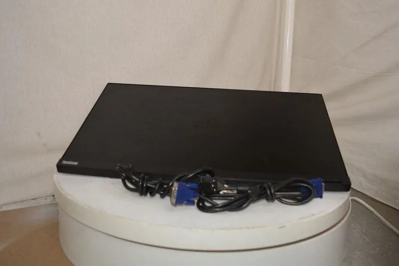 Монитор Lenovo ThinkVision T24i-10 24" LCD Monitor VGA DP HDMI No Stand Grade B