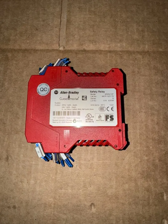 Реле безопасности Allen-Bradley 440R-H23176 MSR210P Safety Relay 24VDC Series B