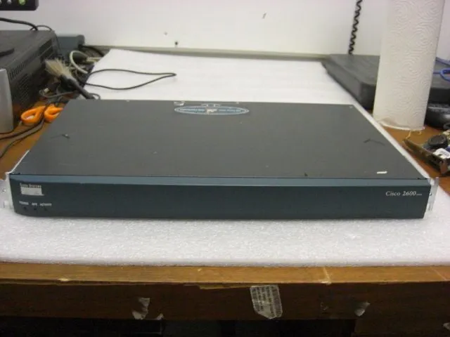 Маршрутизатор CISCO 2620 4-PORT 10/100 WIRED ROUTER W/ ONE- VWIC 2MFT-T1