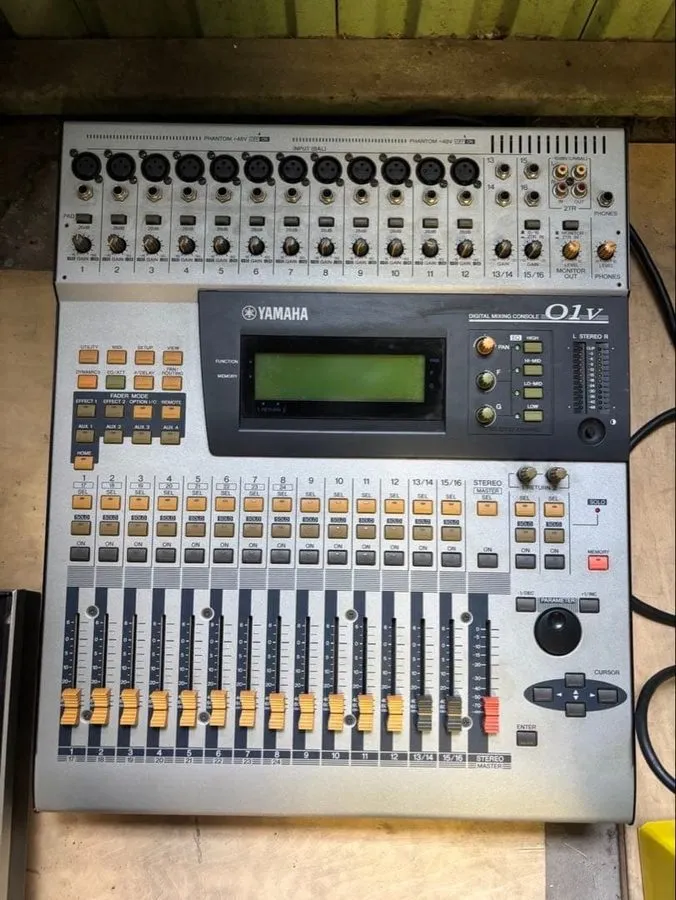 Микшерный пульт YAMAHA digital mixing console O1v (equipped with MY8-AT)