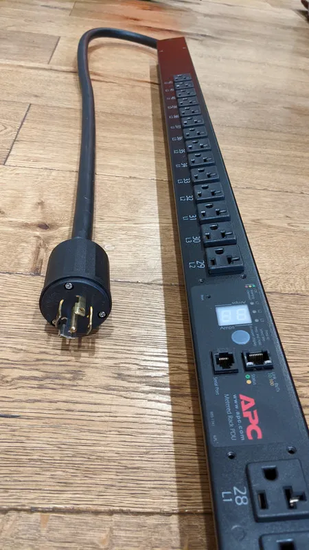 Блок розеток PDU APC Server Rack PDU Metered AP7862 Zero U, 5.7kW, 120V, 5-20