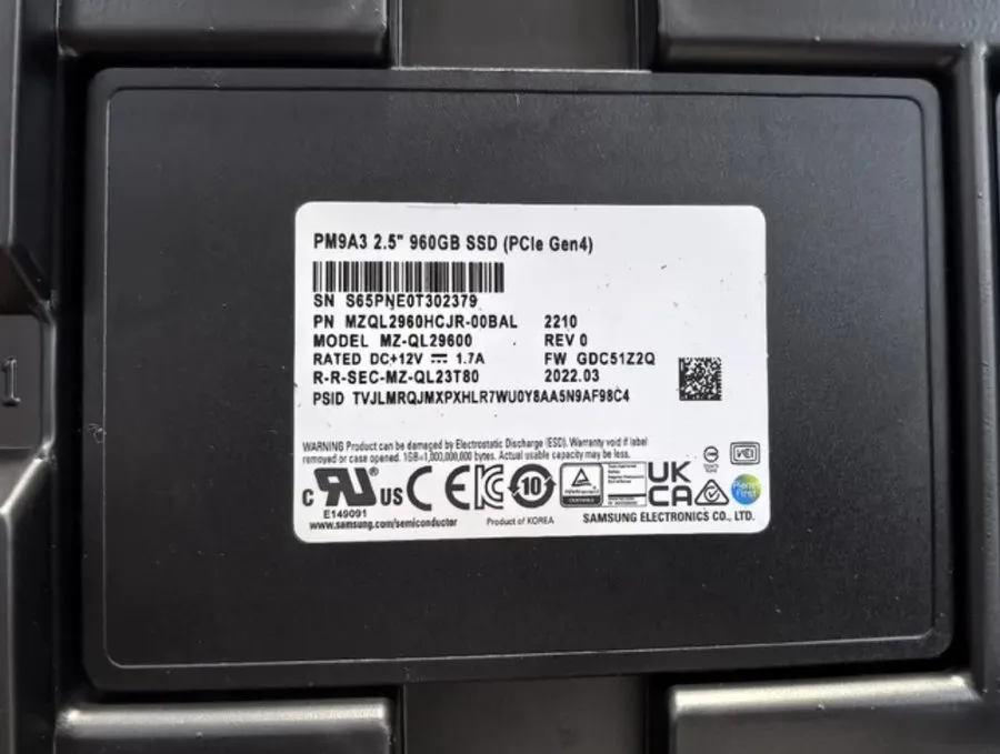 SSD-накопитель Samsung PM9A3 960GB SSD 2.5" NVMe PCIe Gen4 Solid State Drive MZQ