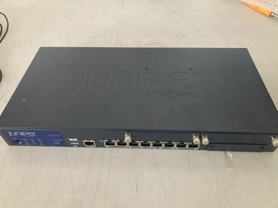 Межсетевой экран Juniper Networks SRX220 8-Port Gigabit Services Gateway Securit