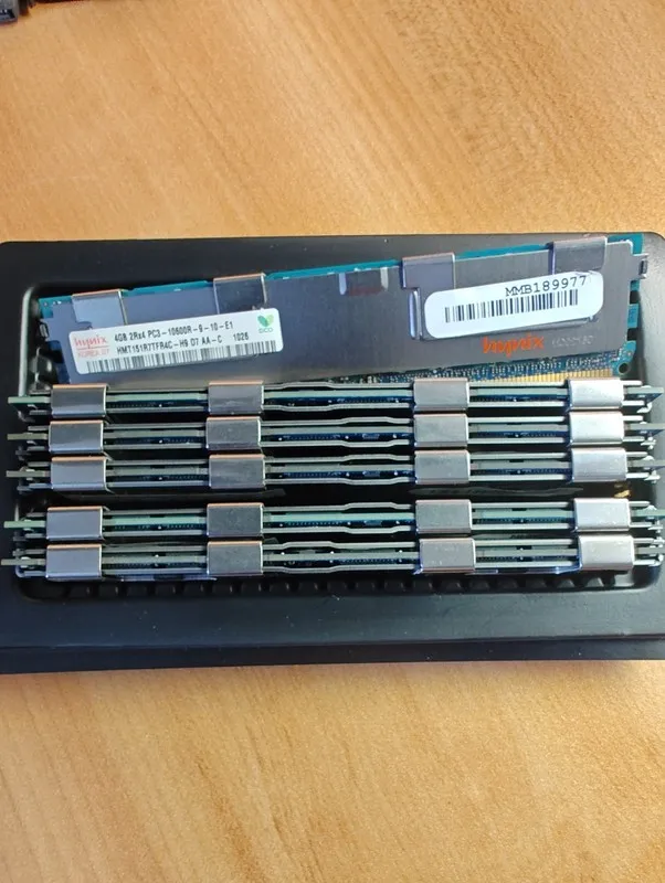 Модуль памяти Hynix 4GB PC3-10600R 1333MHz DDR3 ECC Server RAM HMT151R7TFR4C-H9 