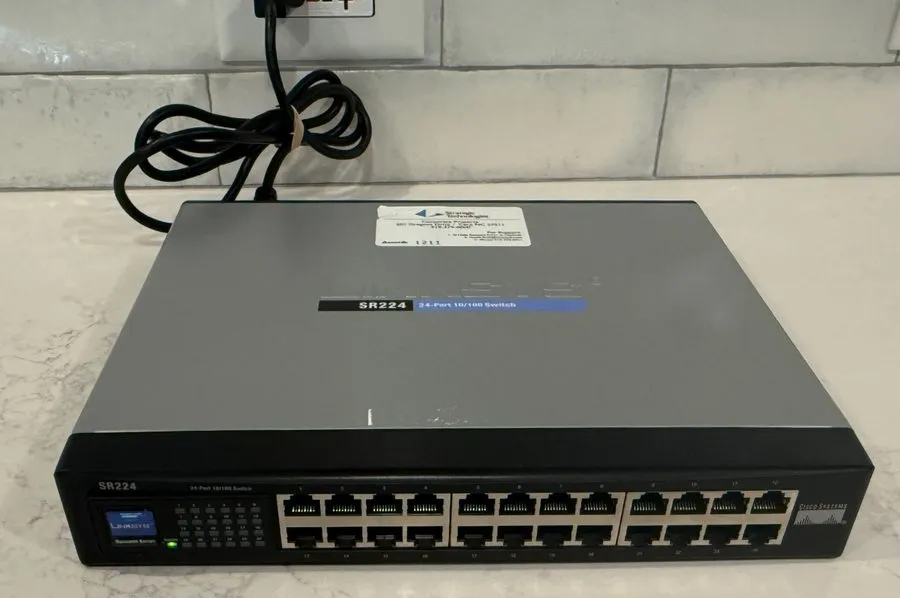 Коммутатор CISCO LINKSYS SR224 24-PORT 10/100 Mbps ETHERNET SWITCH WITH RACKMOUN