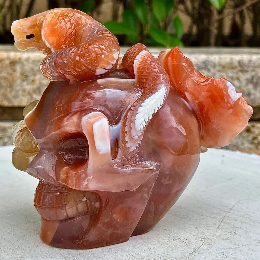 Лабораторный прибор 2.86LB Hand carved specimen of skull shaped with red gel flo