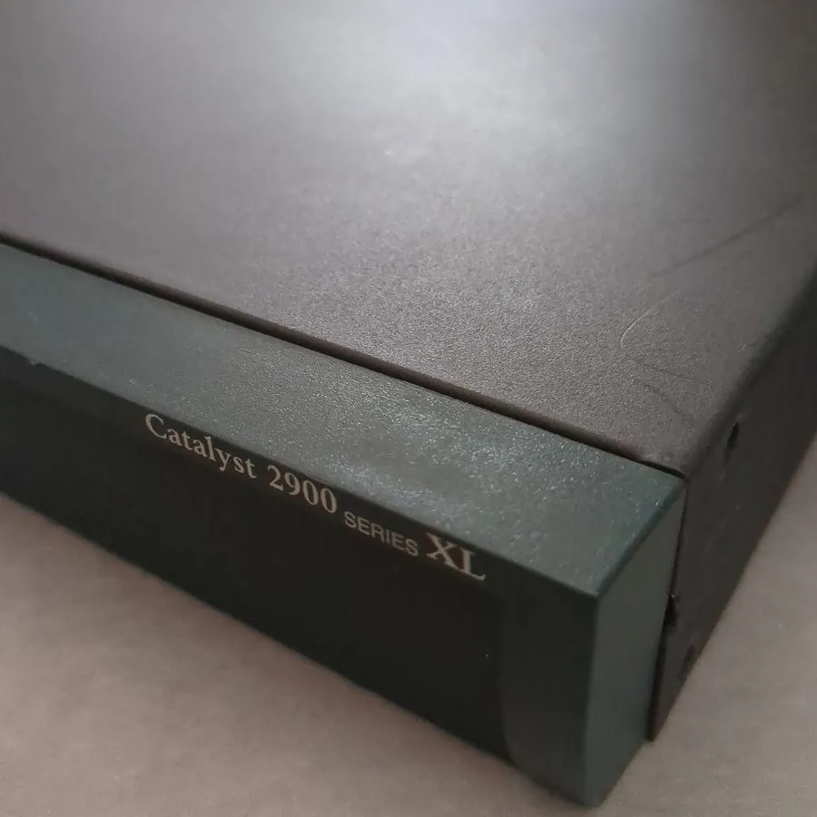 Маршрутизатор Cisco Catalyst 2900 XL 24-Port 10/100 Ethernet Switch