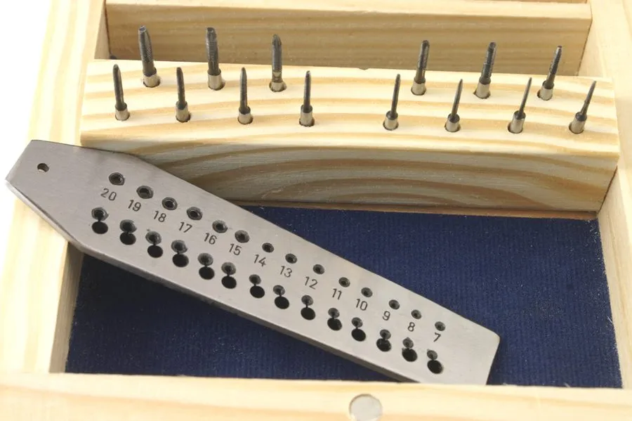 Режущий инструмент Tap and Die Set . In a Wooden Box SFC Tools- 28-620 — фото лота 2