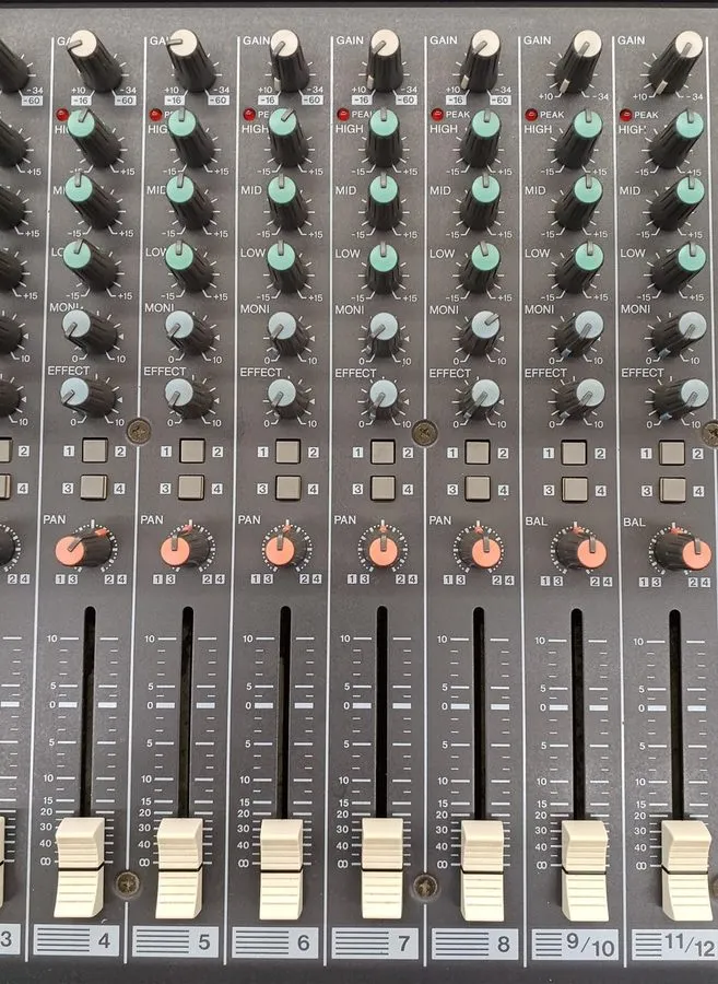 Микшерный пульт Yamaha MX12/4 12-Channel 4-Bus Analog Mixing Console DJ Audio 38 — фото лота 2