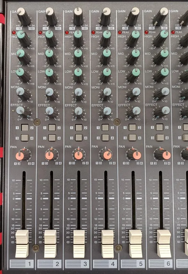 Микшерный пульт Yamaha MX12/4 12-Channel 4-Bus Analog Mixing Console DJ Audio 38 — фото лота 3