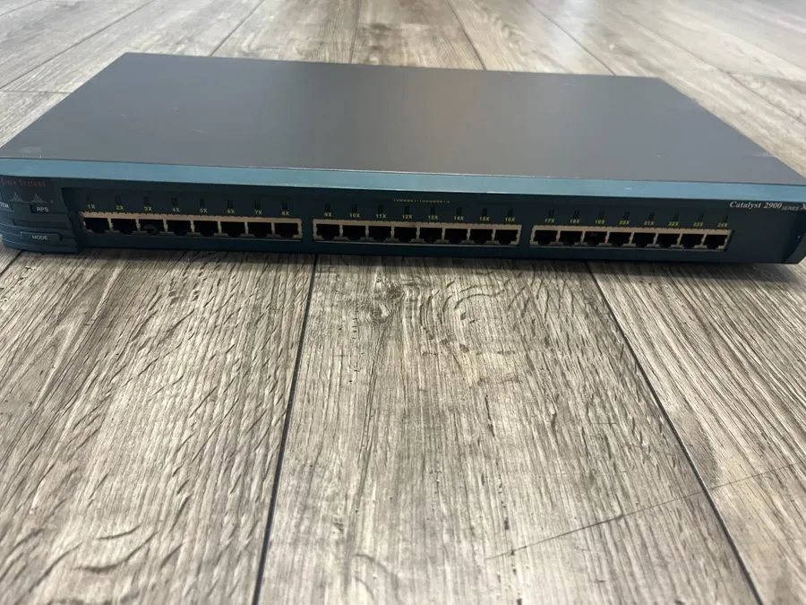 Маршрутизатор Cisco Catalyst 2900 XL 24-Port 10/100 Ethernet Switch