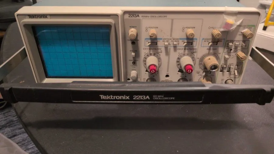 Осциллограф Tektronix 2213A Analog Oscilloscope, Broken knob, turns on, no cord