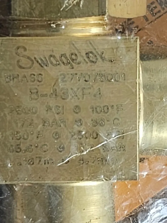 Клапан Swagelok B-43XF4RT Brass 1-Piece 40 Series 3-Way Ball Valve FNSP — фото лота 1
