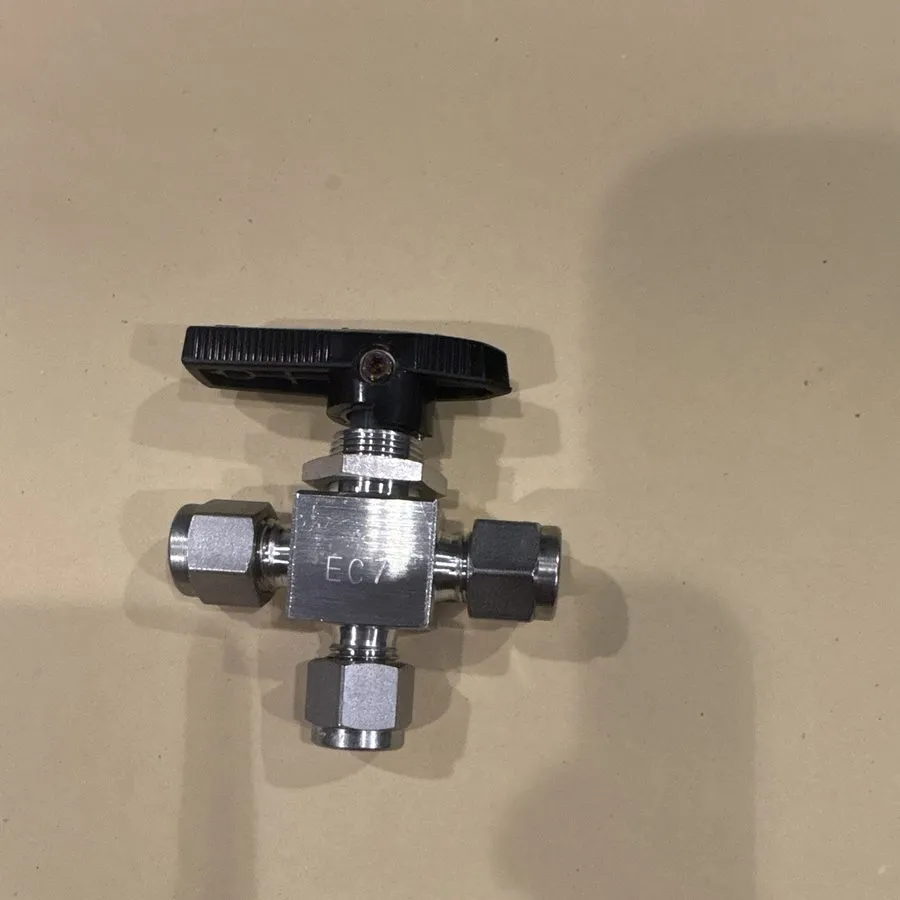 Клапан Swagelok SS-42GXS4 3 way ball valve 1/4 in tube fitting