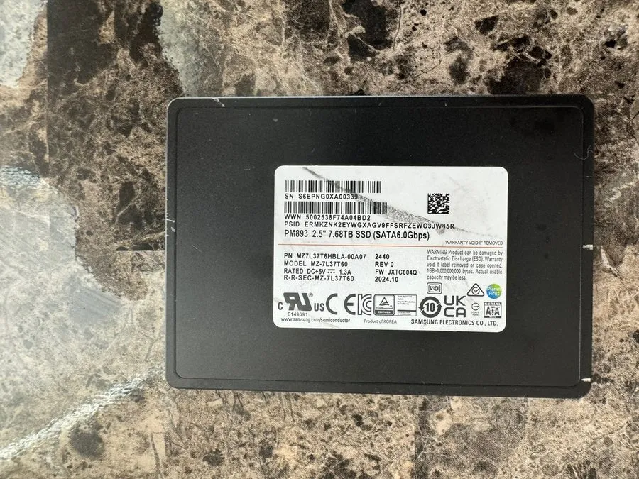 SSD-накопитель Samsung PM893 7.68TB SATA 6Gb/s 2.5" SSD MZ-7L37T60 MZ7L37T6HBLA — фото лота 1
