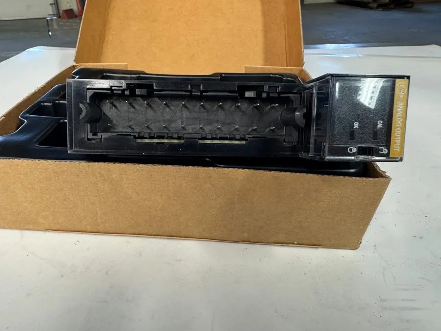 Модуль ввода-вывода Allen-Bradley ControlLogix 1756-OF8/A 8 Analog Output Module
