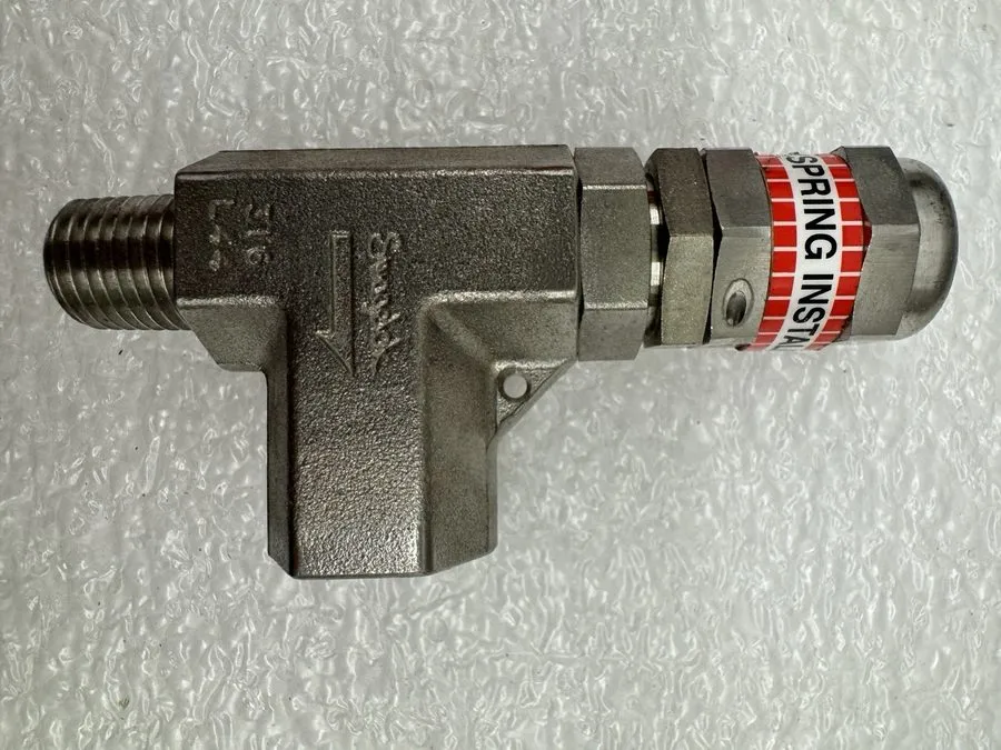 Клапан SWAGELOK SS-4R3A5 724808001 Gauge Filter Valve Manifold — фото лота 1