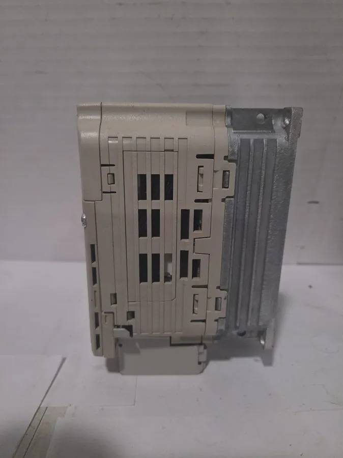 Частотный преобразователь Yaskawa CIMR-VU4A0002FAA V1000 AC Drive REV C 380-480V — фото лота 1