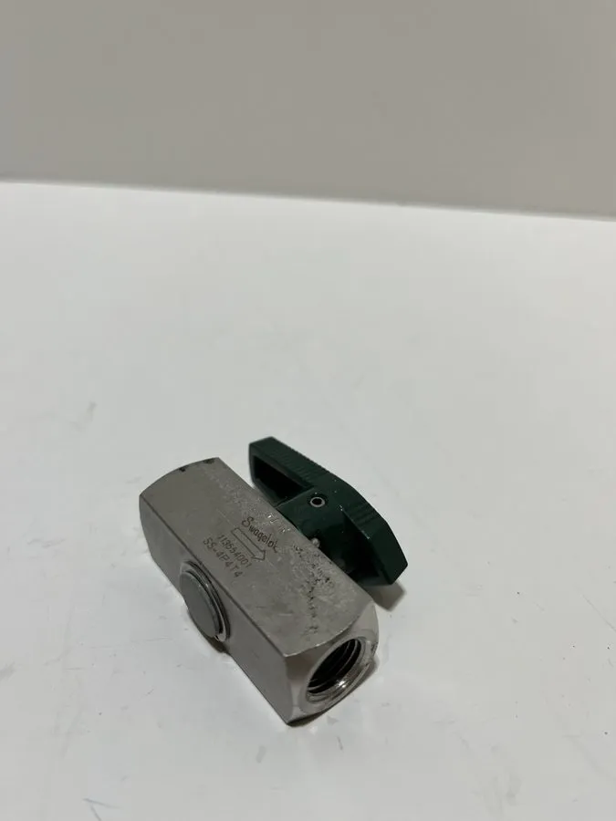 Клапан Nupro SS-4P4T4 Stainless Plug Valve 1/4 in NPT x 1/4 in Swagelok VCR