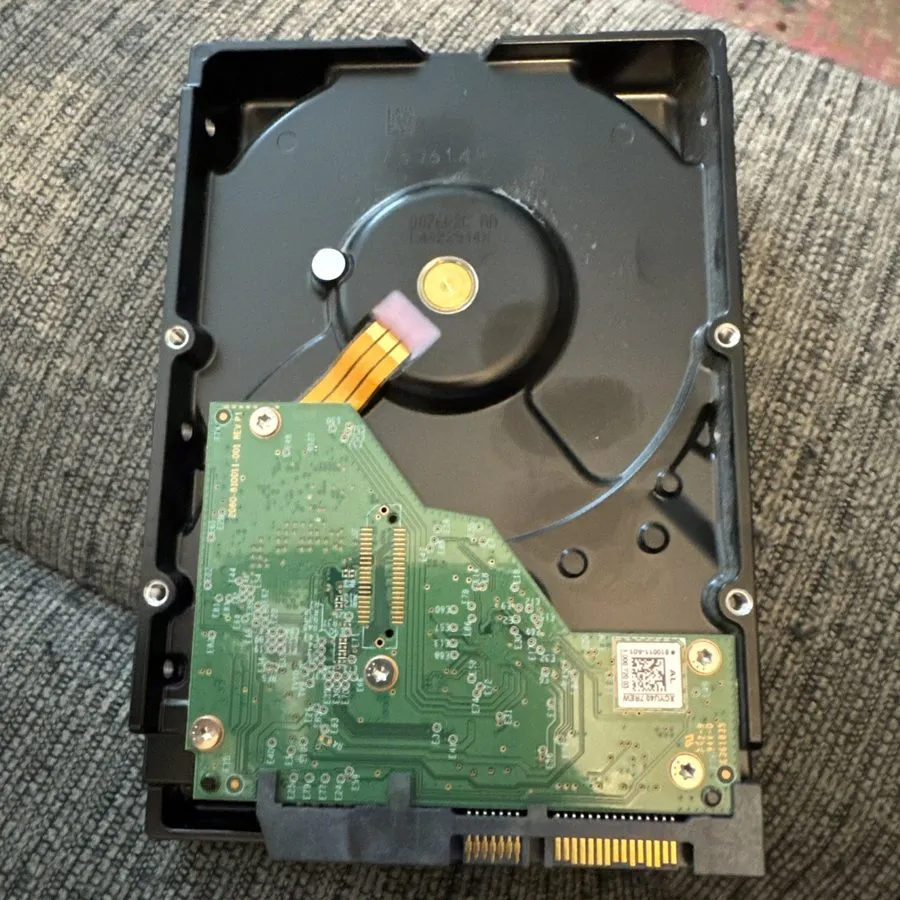 Жёсткий диск Western Digital Red Plus NAS 4TB HDD 3.5" SATA 6Gbps 5400RPM WD40EF — фото лота 1