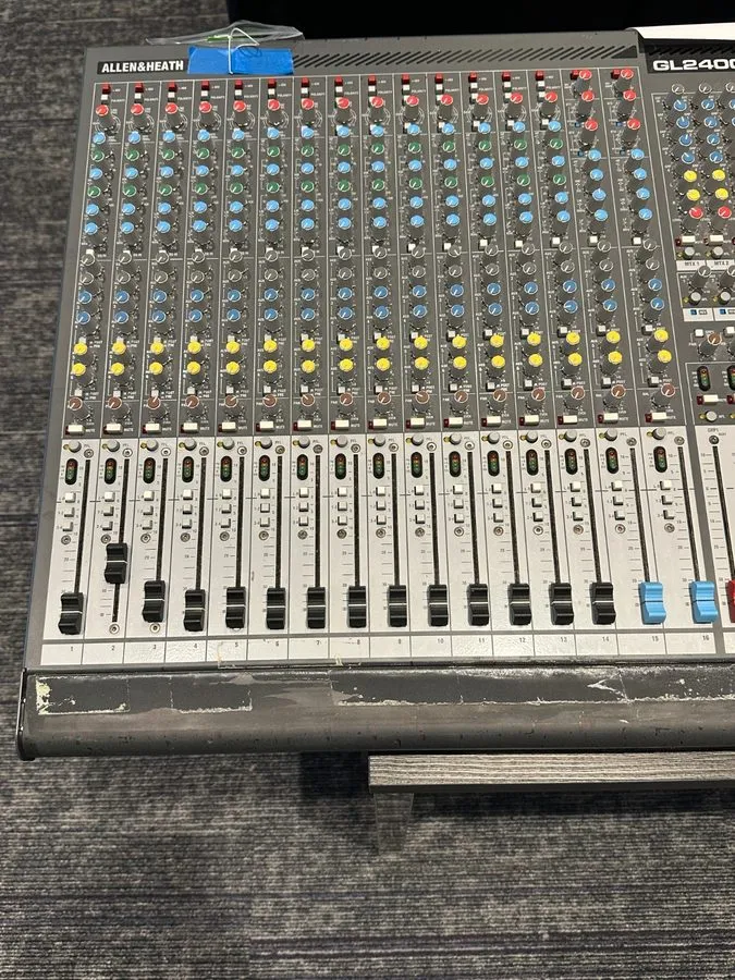 Микшерный пульт Allen & Heath GL2400 40-Channel Mixing Console, 40"x22"x6"front  — фото лота 1