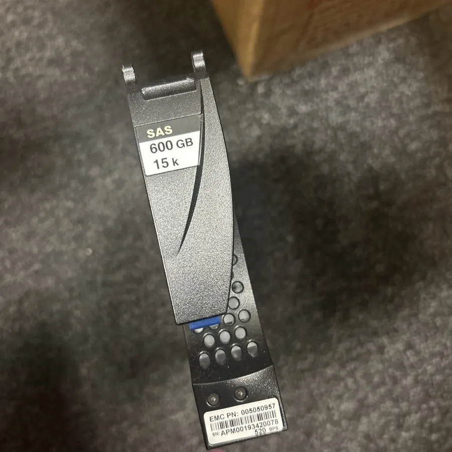 Жёсткий диск 005050935 EMC 600GB 15K SAS 2.5" HDD 0B31568 HGST HUC156060CSS200