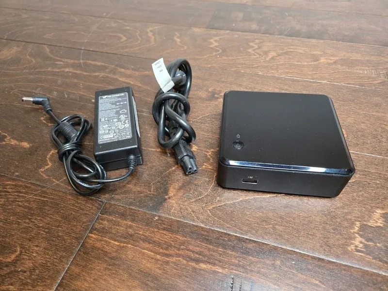 SSD-накопитель Intel D3217IYE NUC Intel i3-3217U 1.80GHz 8GB RAM 60GB SSD Win 10