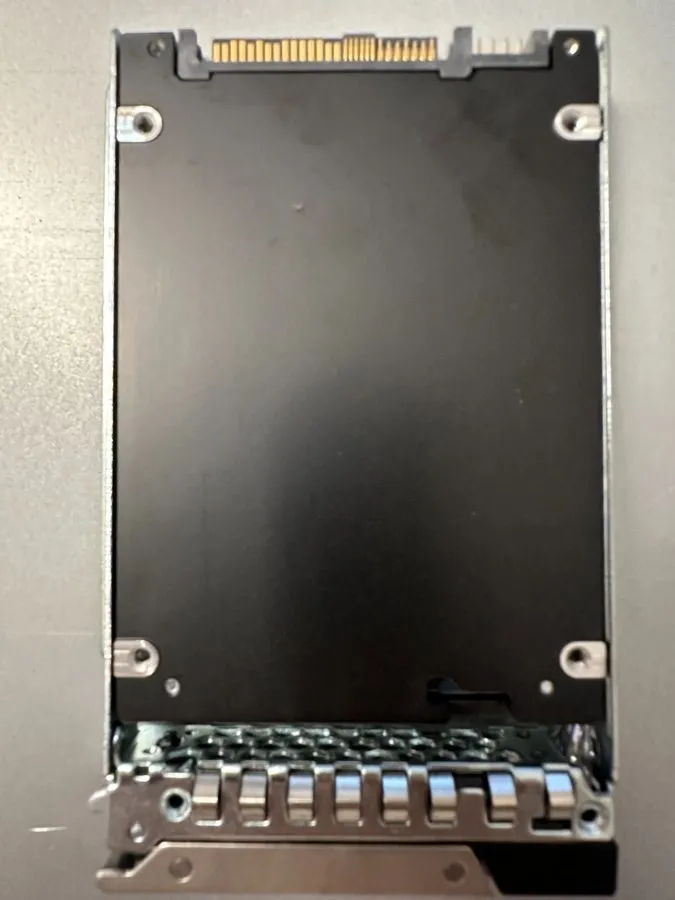 SSD-накопитель Dell EMC Kioxia 7.68TB SAS 12Gbps SSD Intensive 2.5in KPM6XRUG7T6 — фото лота 1