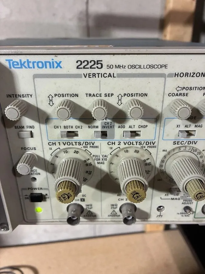 Осциллограф Tektronix 2225 50 MHz 2 Channel Analog Oscilloscope — фото лота 1